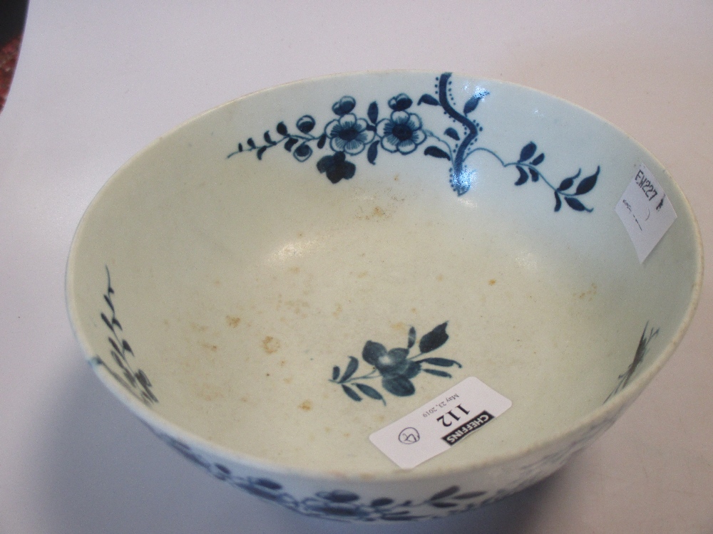 A late 18th Worcester blue & white cup together with a slop bowl and other items (4) - Image 6 of 6