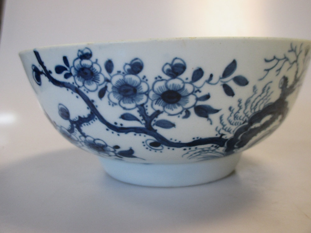A late 18th Worcester blue & white cup together with a slop bowl and other items (4) - Image 2 of 6