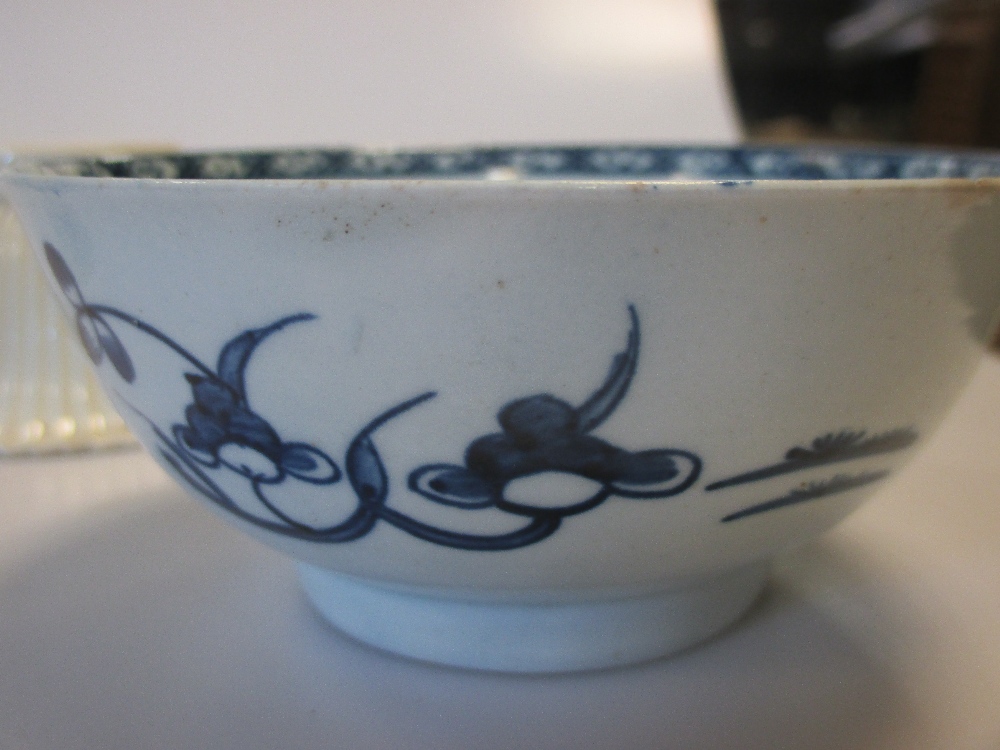 A late 18th Worcester blue & white cup together with a slop bowl and other items (4) - Image 3 of 6