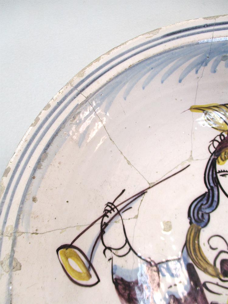 An 18th century Delft polychrome bowl, decorated with the figure of a woman holding a trumpet, in - Image 4 of 7