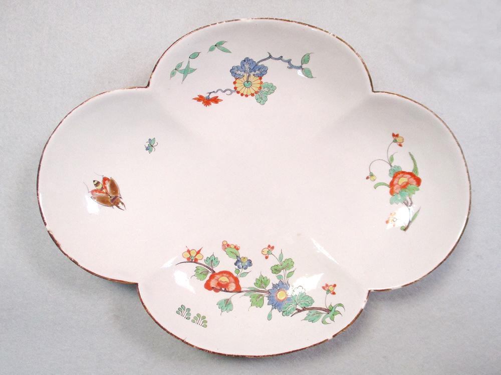 A Chantilly tureen base and associated stand, circa 1735, each painted in the kakiemon style with - Image 2 of 8