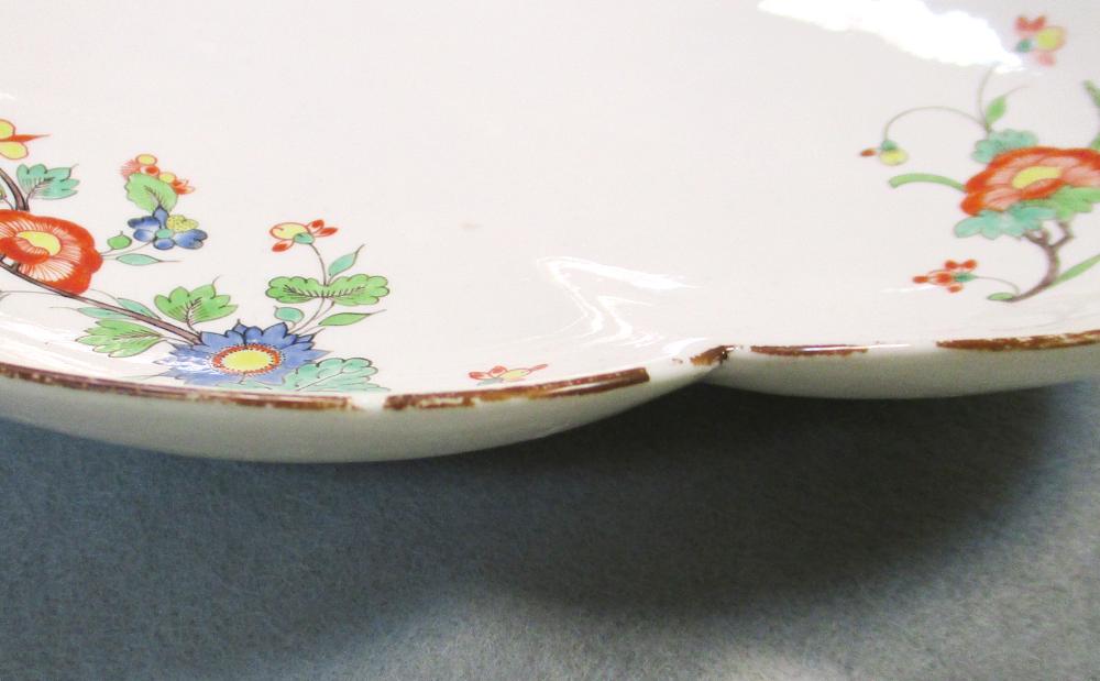 A Chantilly tureen base and associated stand, circa 1735, each painted in the kakiemon style with - Image 3 of 8