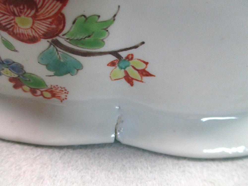 A Chantilly tureen base and associated stand, circa 1735, each painted in the kakiemon style with - Image 7 of 8