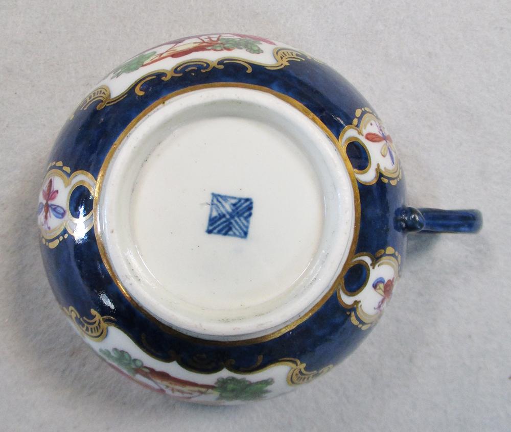A Worcester blue scale plate, circa 1768, reserved with shaped panels decorated with flowers, - Image 4 of 6