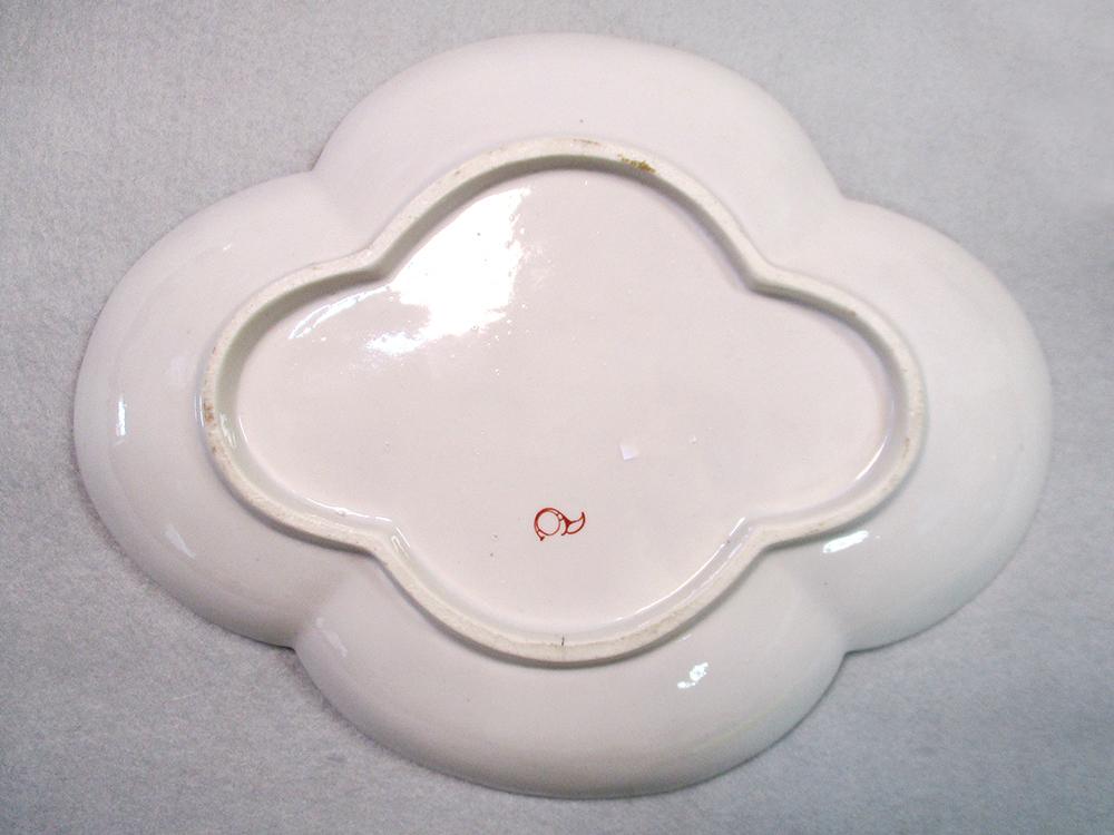 A Chantilly tureen base and associated stand, circa 1735, each painted in the kakiemon style with - Image 5 of 8