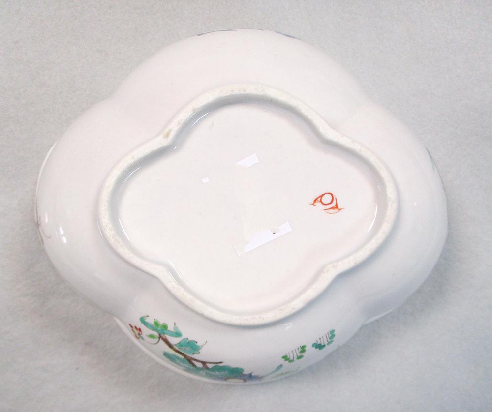 A Chantilly tureen base and associated stand, circa 1735, each painted in the kakiemon style with - Image 8 of 8