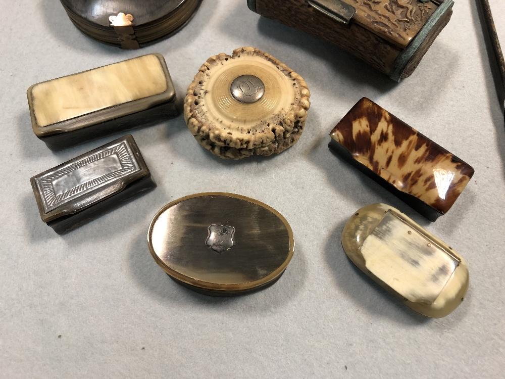 A small collection of horn items, comprising four snuff boxes, a folding magnifying glass, three - Image 2 of 5