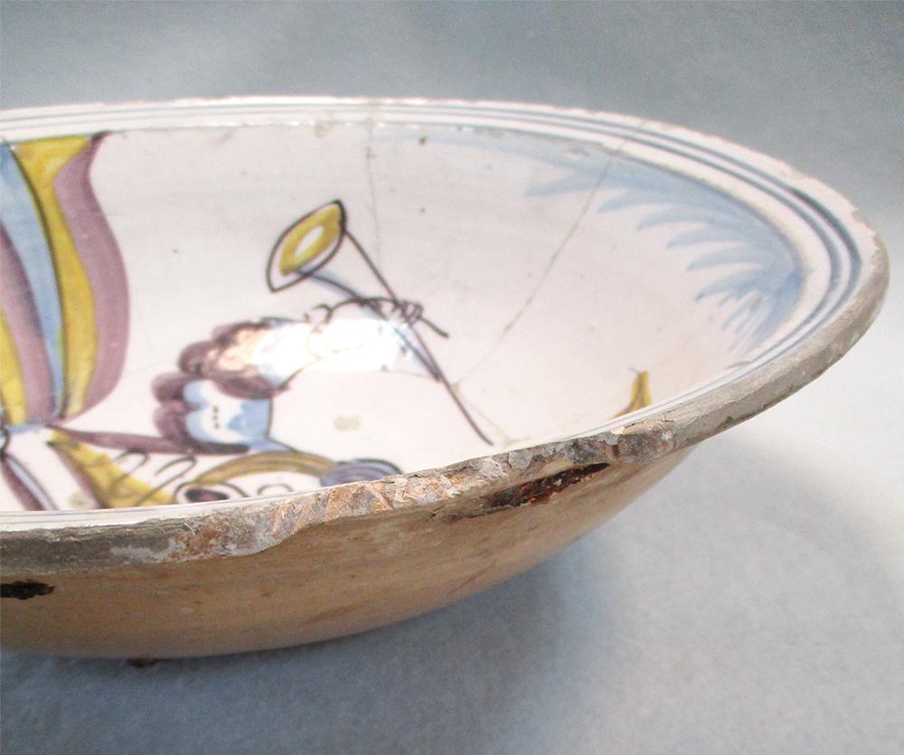 An 18th century Delft polychrome bowl, decorated with the figure of a woman holding a trumpet, in - Image 5 of 7