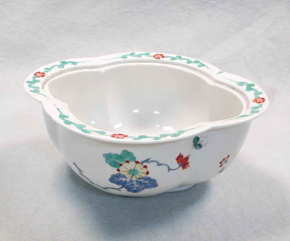 A Chantilly tureen base and associated stand, circa 1735, each painted in the kakiemon style with - Image 6 of 8