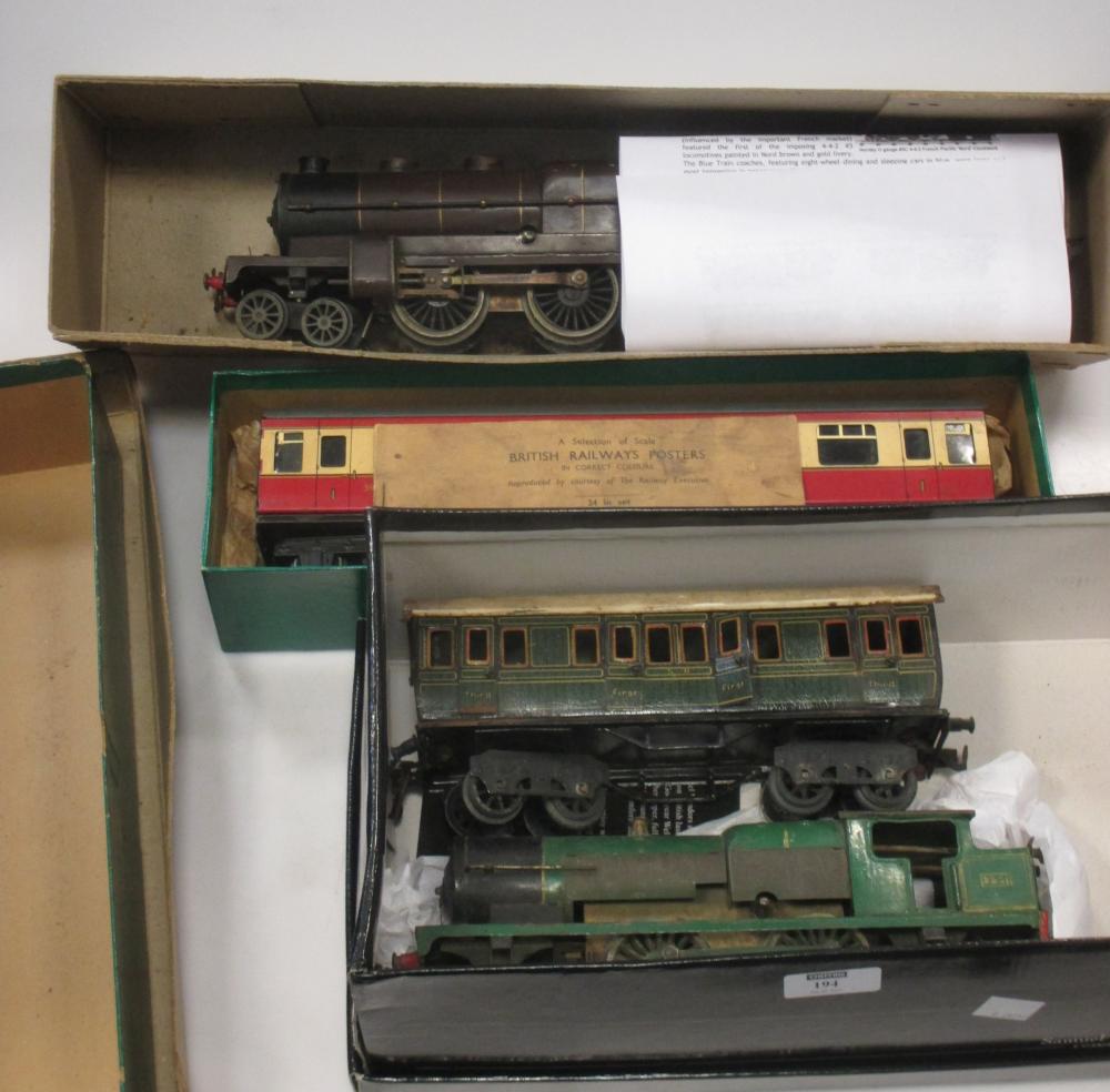 Tinplate 0 gauge model trains: Bing 1st / 3rd carriage SR, 2 Bassett Lowke boxes contining a BR