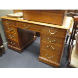 A late 19th century mahogny pedestal desk 74 x 121 x 72 cm