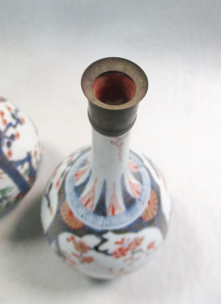 A pair of Japanese Arita porcelain bottle vases, Edo period, early 18th century, painted in - Image 5 of 5