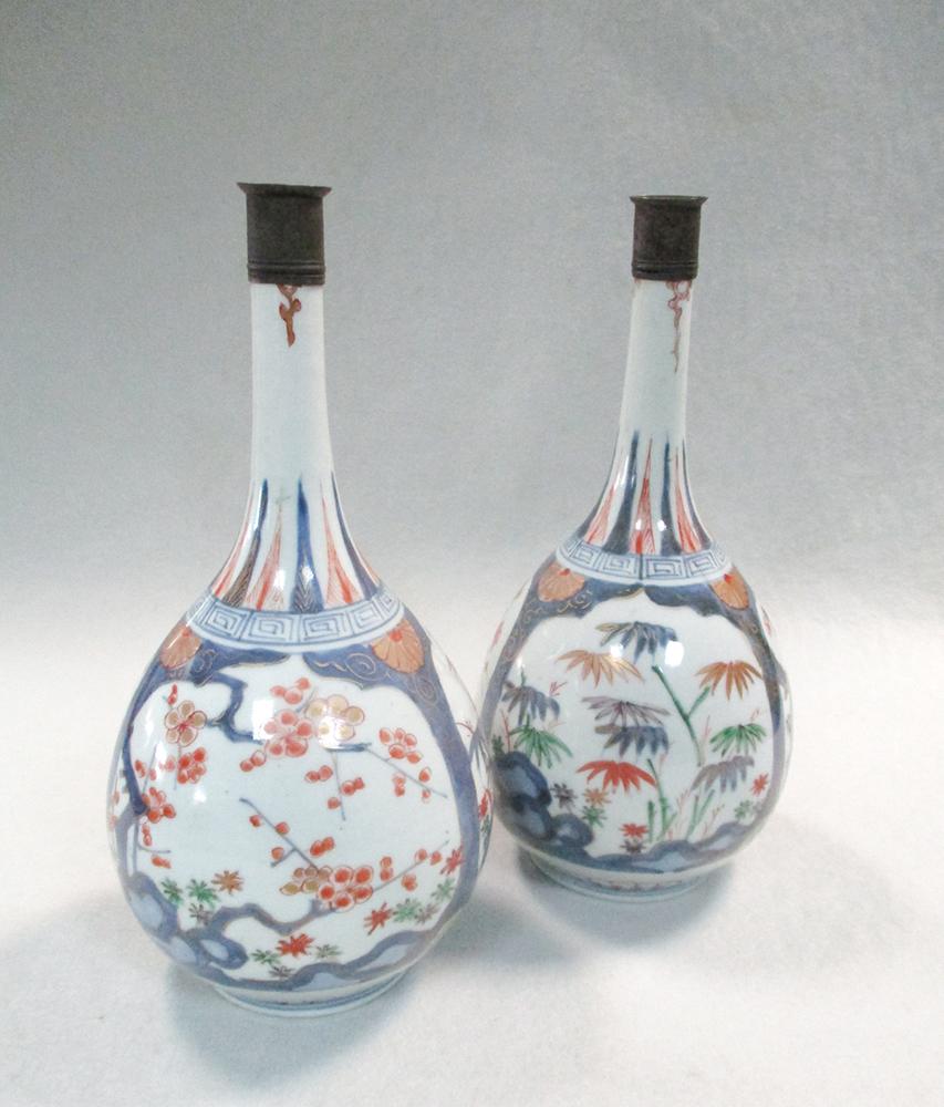 A pair of Japanese Arita porcelain bottle vases, Edo period, early 18th century, painted in - Image 2 of 5