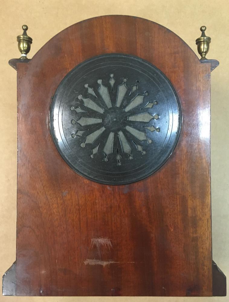 An Edwardian mahogany and satinwood inlaid mantel clock, the breakarch case with four brass urn - Image 4 of 5