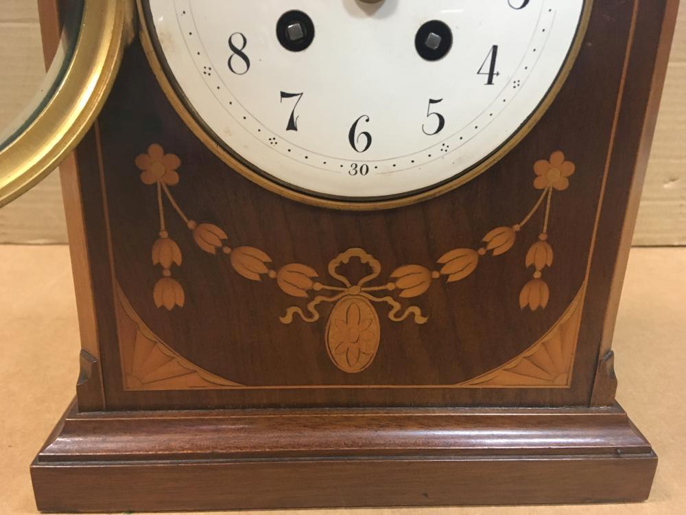 An Edwardian mahogany and satinwood inlaid mantel clock, the breakarch case with four brass urn - Image 3 of 5