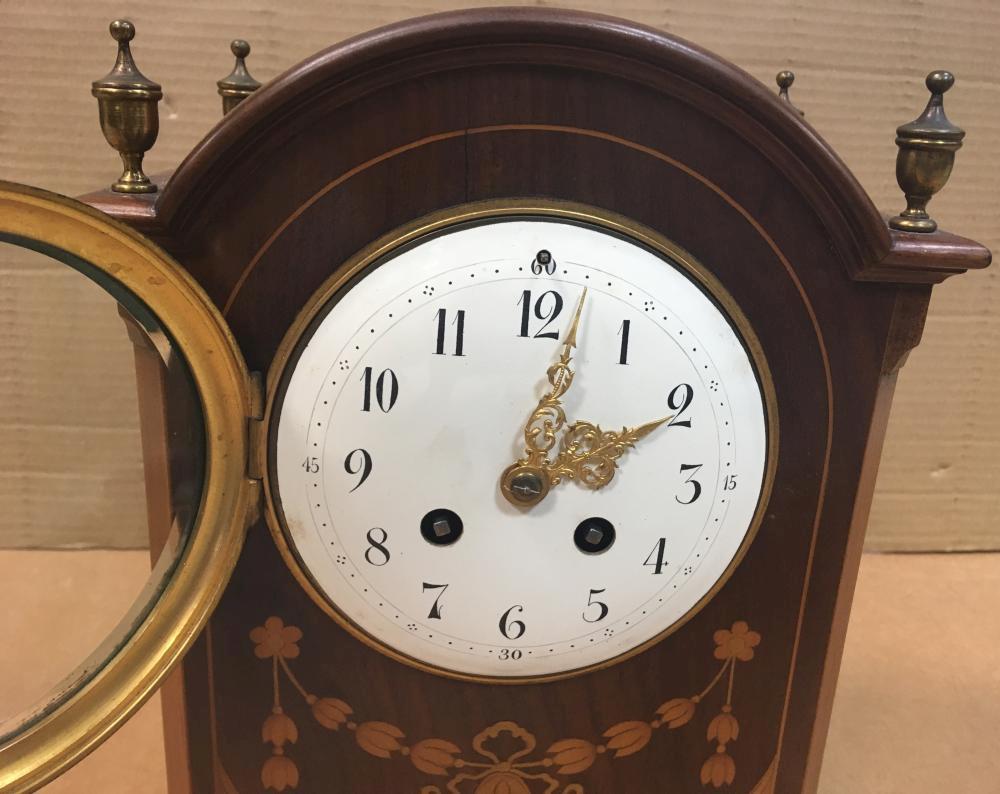 An Edwardian mahogany and satinwood inlaid mantel clock, the breakarch case with four brass urn - Image 2 of 5