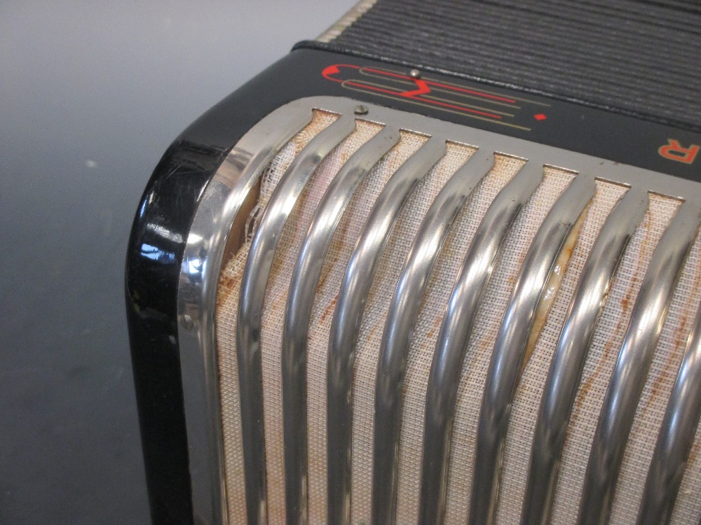 A Hohner Trichord III accordion, cased - Image 4 of 5
