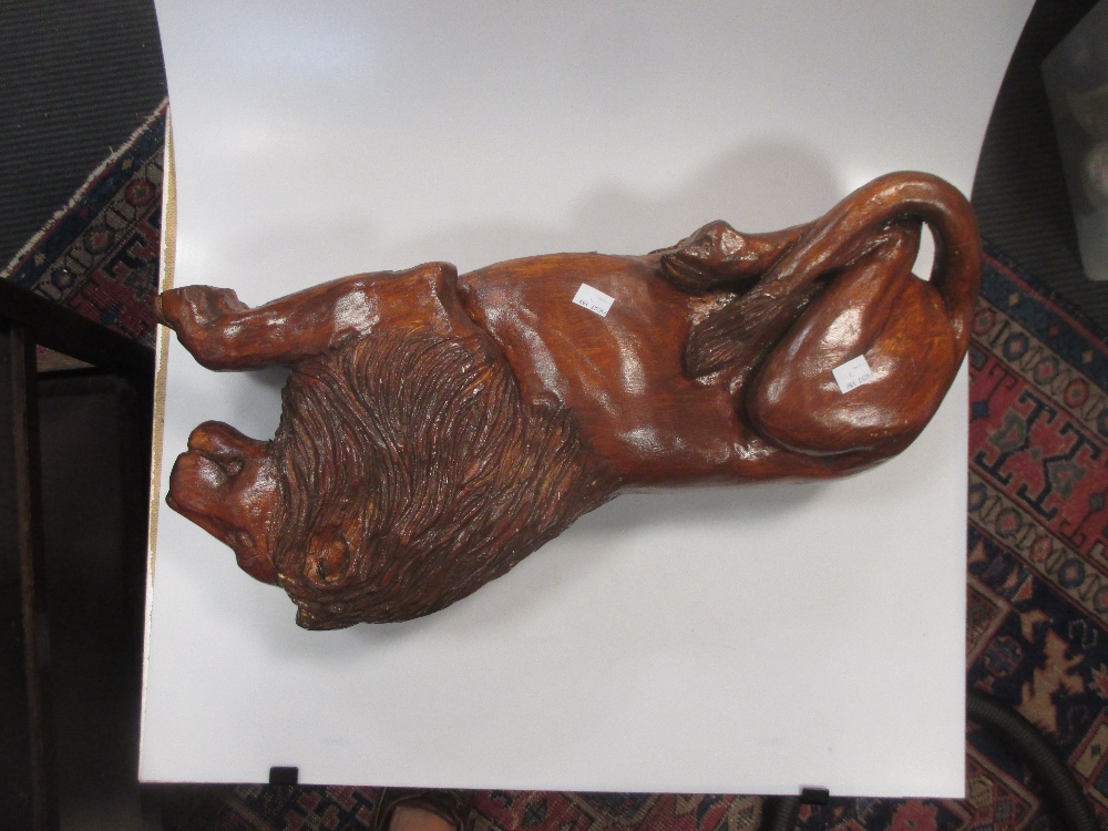 A carved and stained pine model of a recumbent lion, 59 cm wide - Image 5 of 6