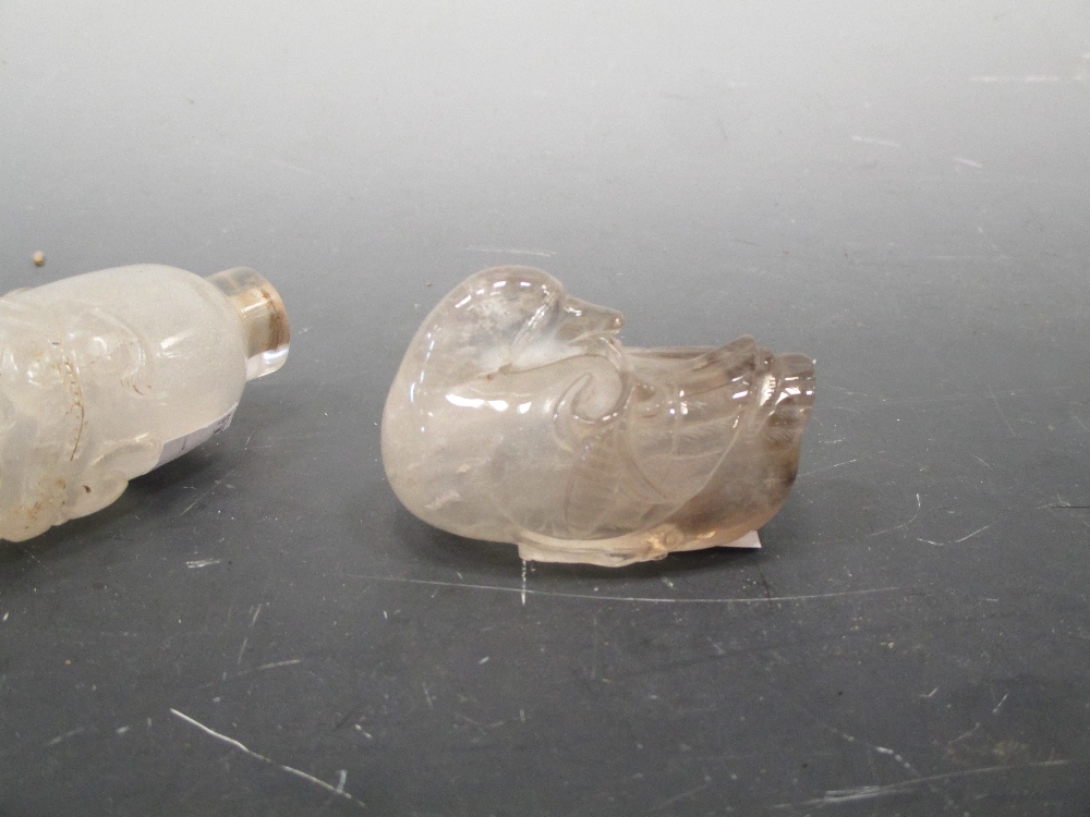 A Chinese rock crystal snuff bottle as a waterbird, 6cm, another of cigar shape carved in relief - Bild 3 aus 3