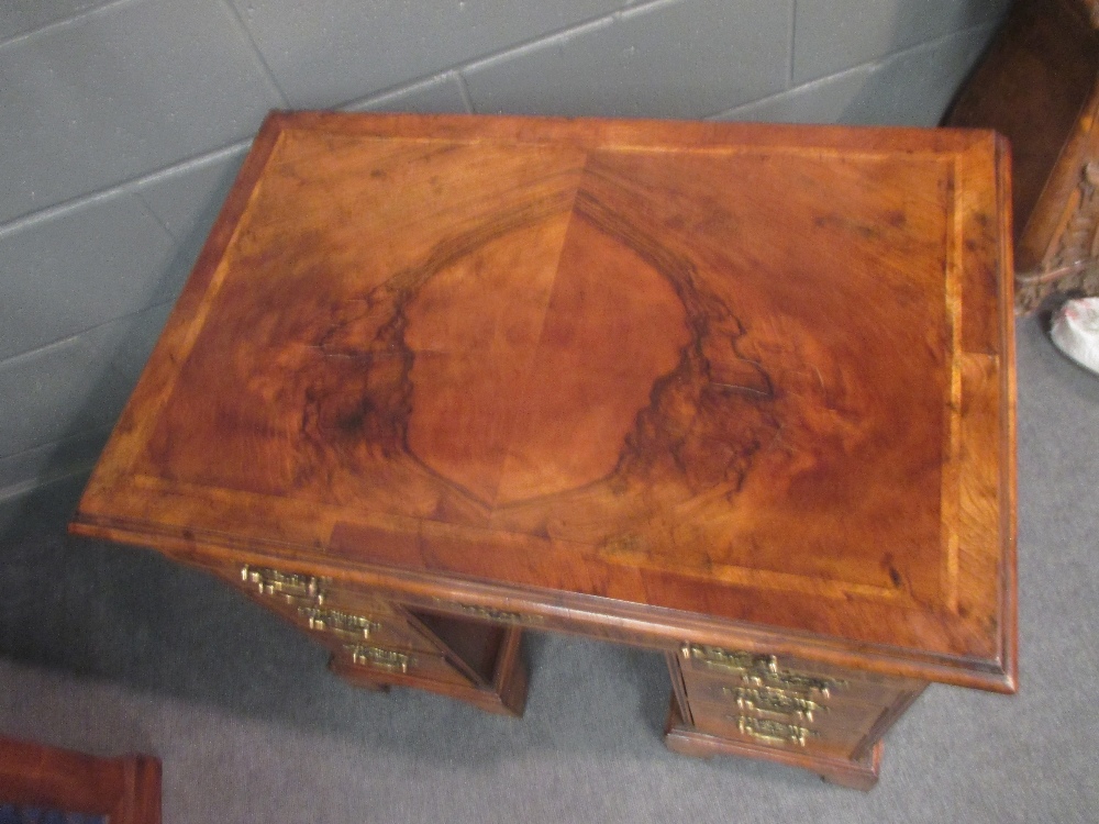 An 18th century walnut kneehole desk on bracket feet 75 x 83 x 53cm - Bild 4 aus 4