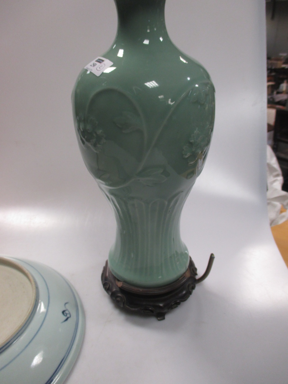 A 19th century Chinese dish and a celadon lamp - Image 4 of 5