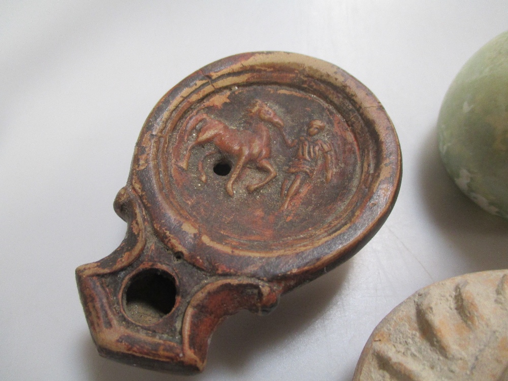 Seven various Roman pottery oil lamps, a cuniform tablet and other items of antiquity (a parcel) - Image 4 of 4