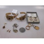 A collection of gold etc jewellery to include a pair of paste set vintage bangles, a 22ct gold
