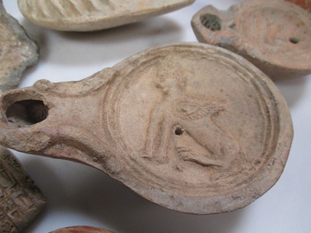 Seven various Roman pottery oil lamps, a cuniform tablet and other items of antiquity (a parcel) - Image 3 of 4