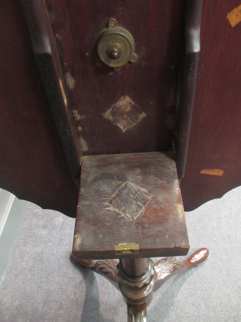 An 18th century mahogany pie crust tilt top tripod table - Image 5 of 5