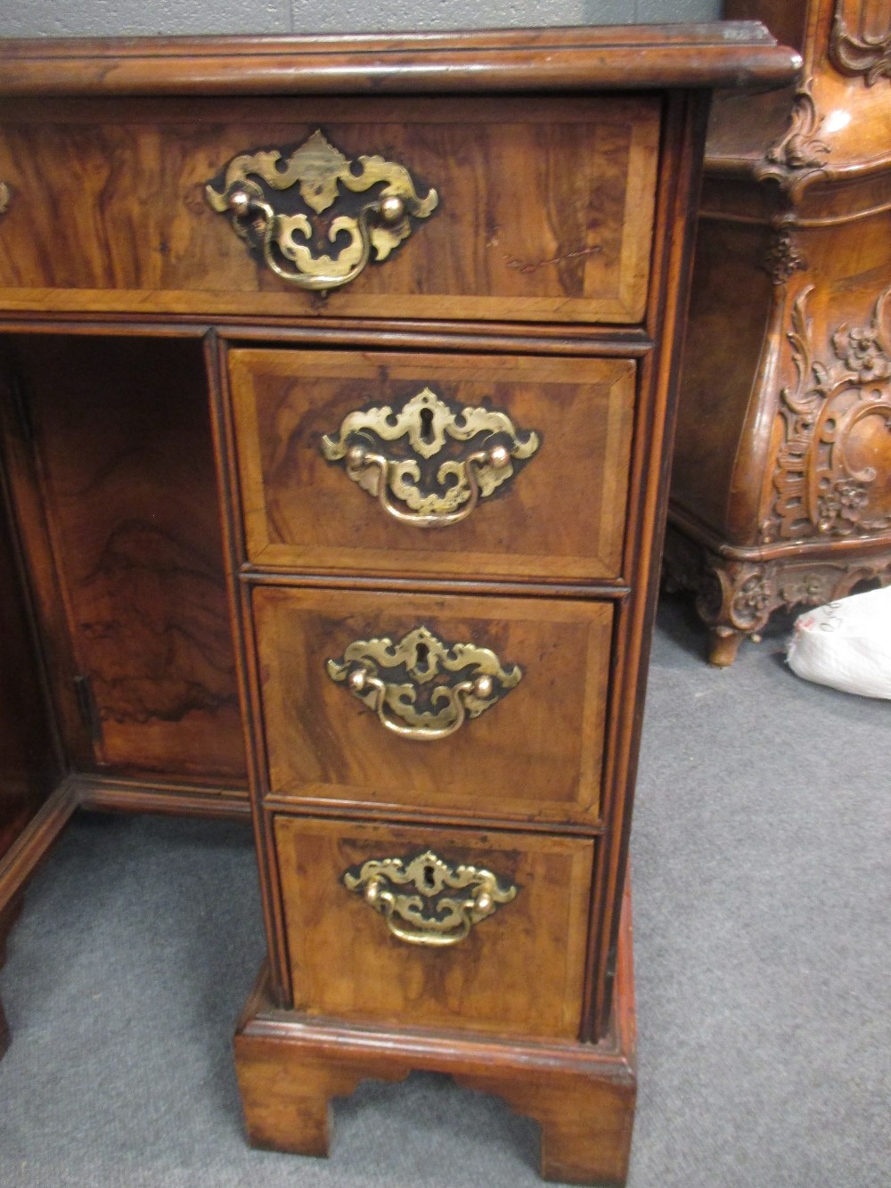 An 18th century walnut kneehole desk on bracket feet 75 x 83 x 53cm - Bild 2 aus 4