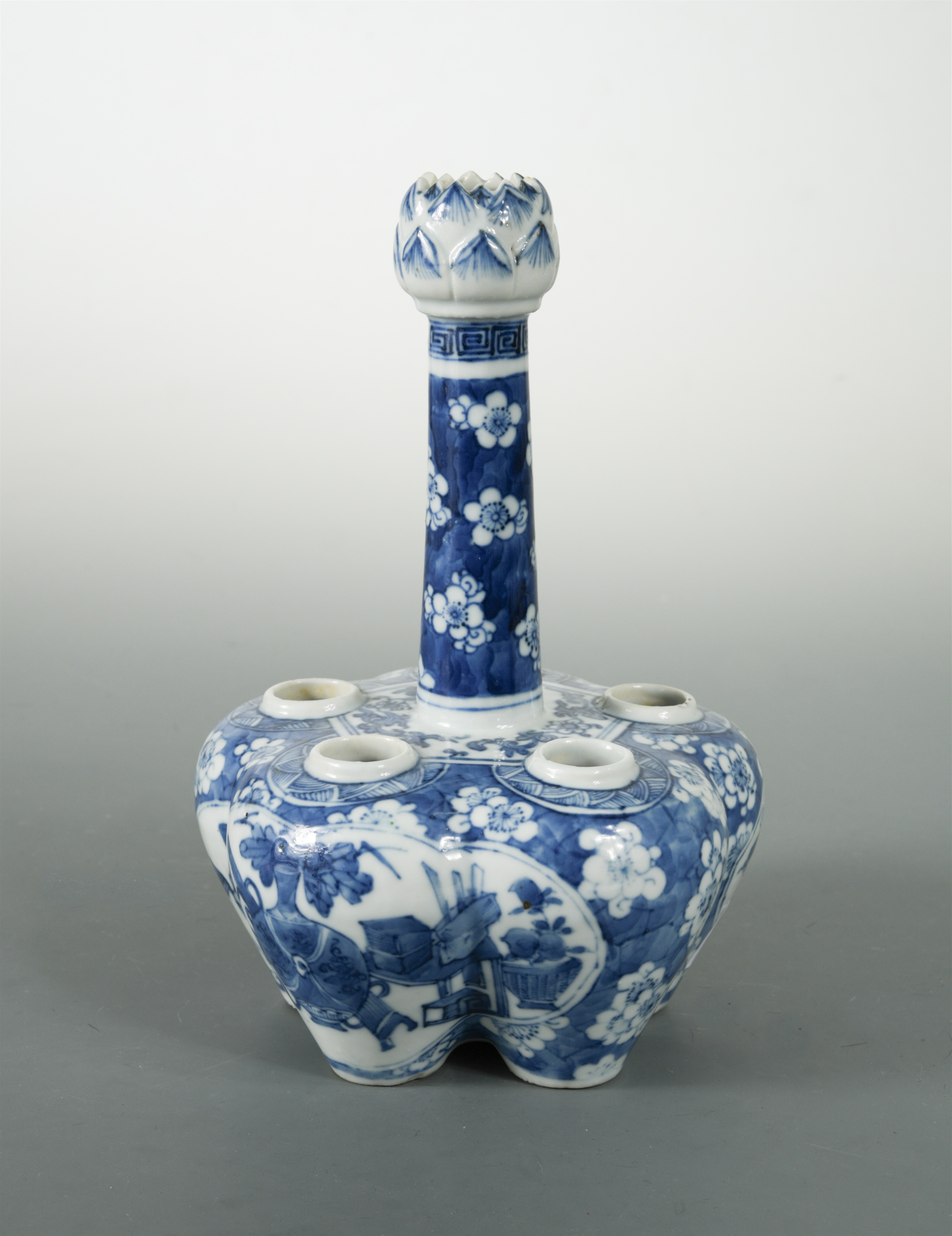A Chinese blue and white export porcelain quintal vase/bulb pot, Qing Dynasty, late 19th century,
