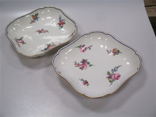 A pair of late 18th century Sevres shaped squared plates - Bild 4 aus 4