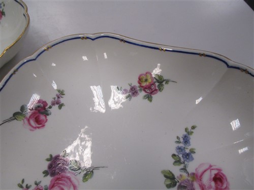 A pair of late 18th century Sevres shaped squared plates - Bild 2 aus 4