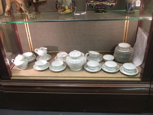 A modern Bernadaud Limoges 'Barbeaux' pattern tea service (39 pieces) - Bild 3 aus 4