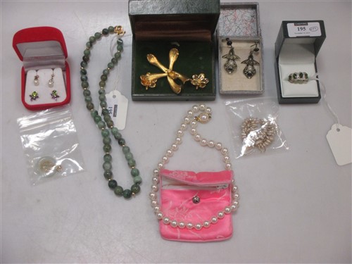 A collection of jewellery including