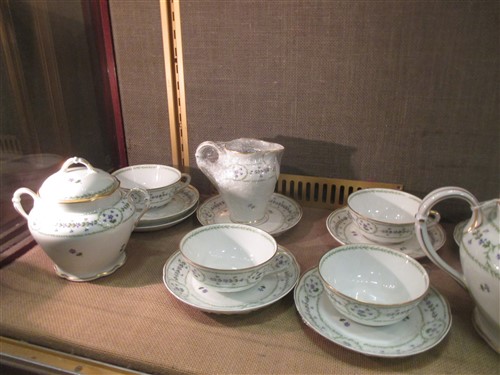 A modern Bernadaud Limoges 'Barbeaux' pattern tea service (39 pieces) - Bild 4 aus 4