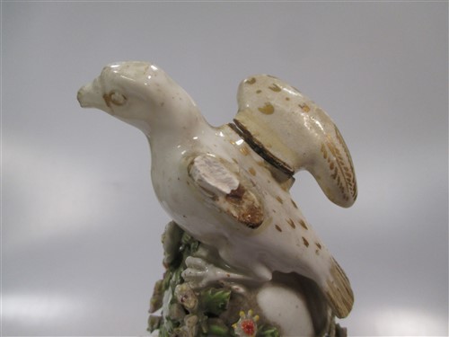 A Bow encrusted porcelain vase and cover - Bild 2 aus 3