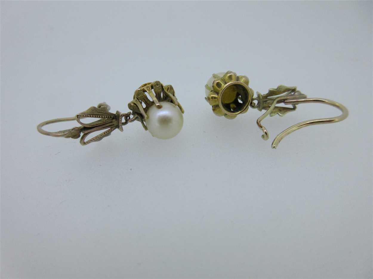 A pair of emerald pebble and freshwater pearl earpendants and a pair of cultured pearl ones, - Image 4 of 7