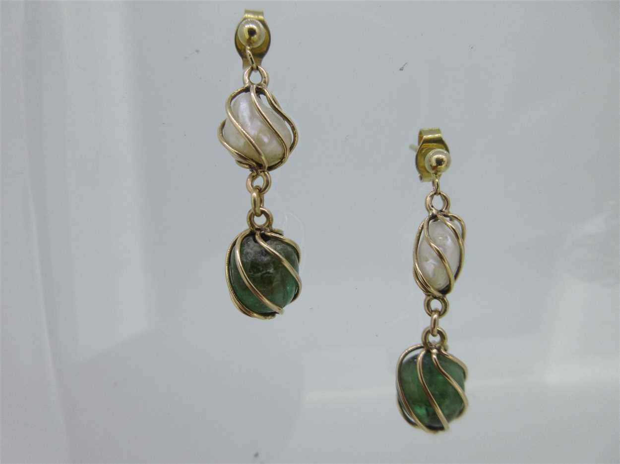 A pair of emerald pebble and freshwater pearl earpendants and a pair of cultured pearl ones, - Image 3 of 7
