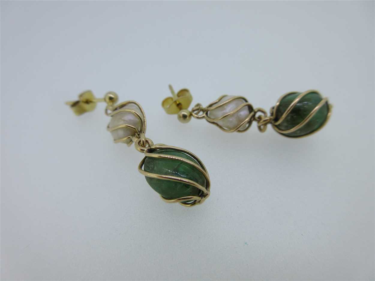 A pair of emerald pebble and freshwater pearl earpendants and a pair of cultured pearl ones, - Image 7 of 7