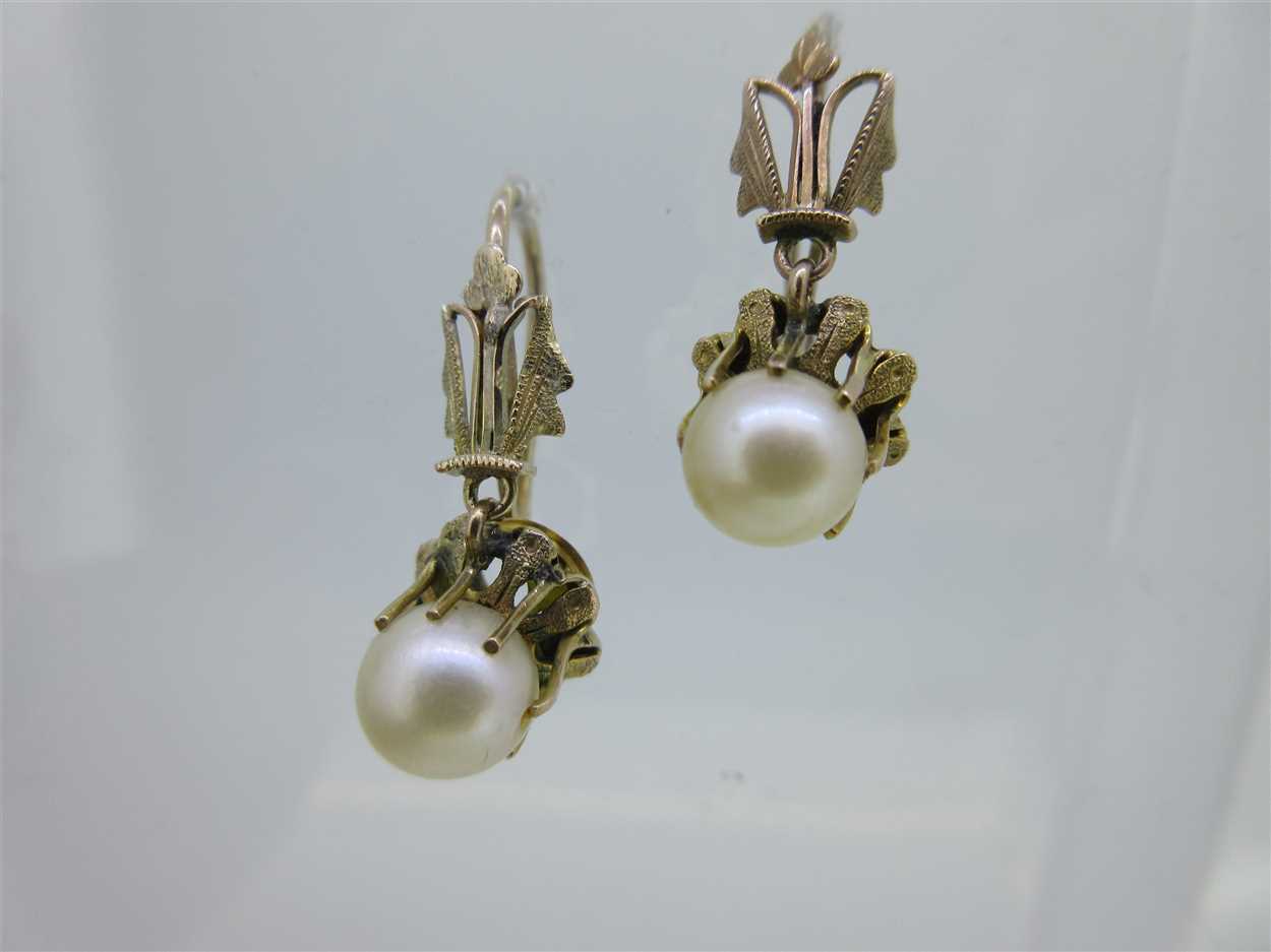 A pair of emerald pebble and freshwater pearl earpendants and a pair of cultured pearl ones, - Image 5 of 7