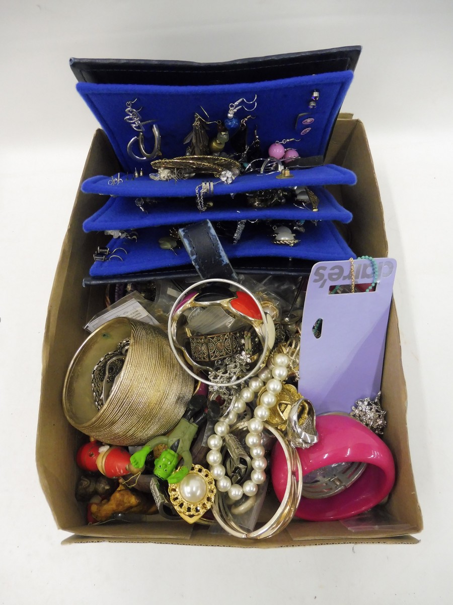 A box of assorted costume jewellery.