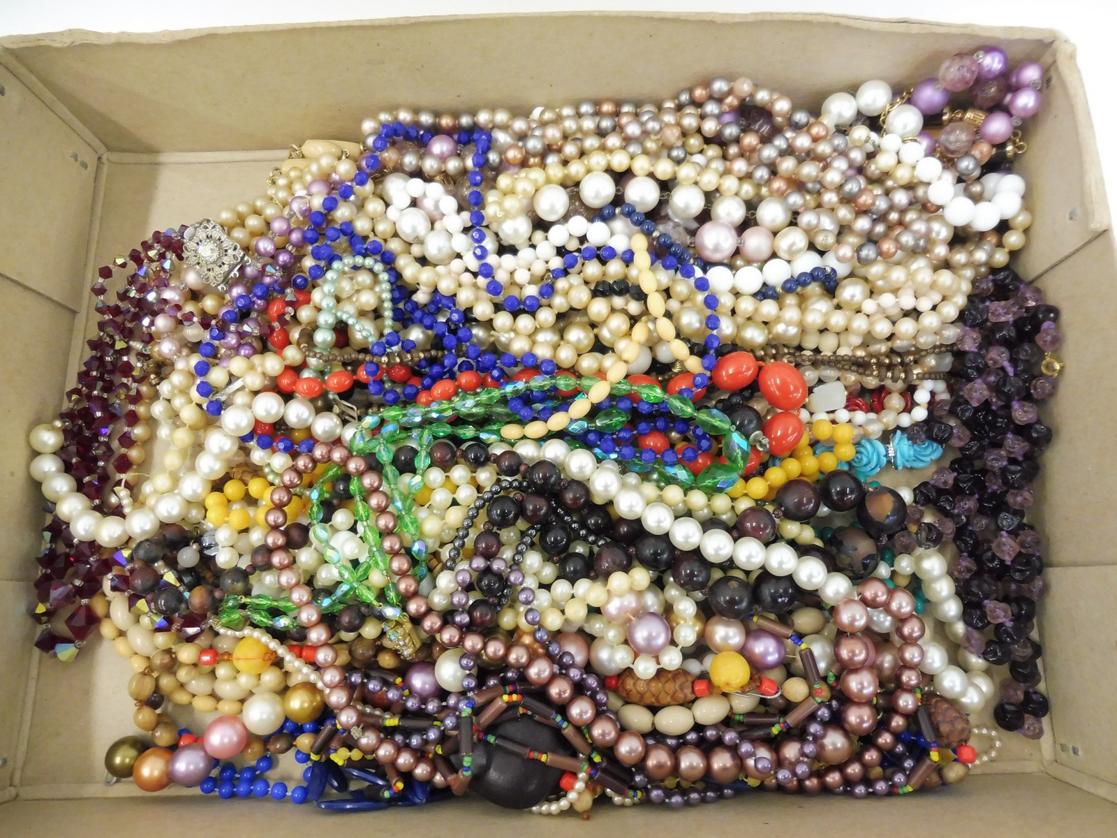 A tray of assorted necklaces including pearls, beads etc.