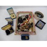 A quantity of assorted jewellery including a cased pair of 9ct gold cufflinks.