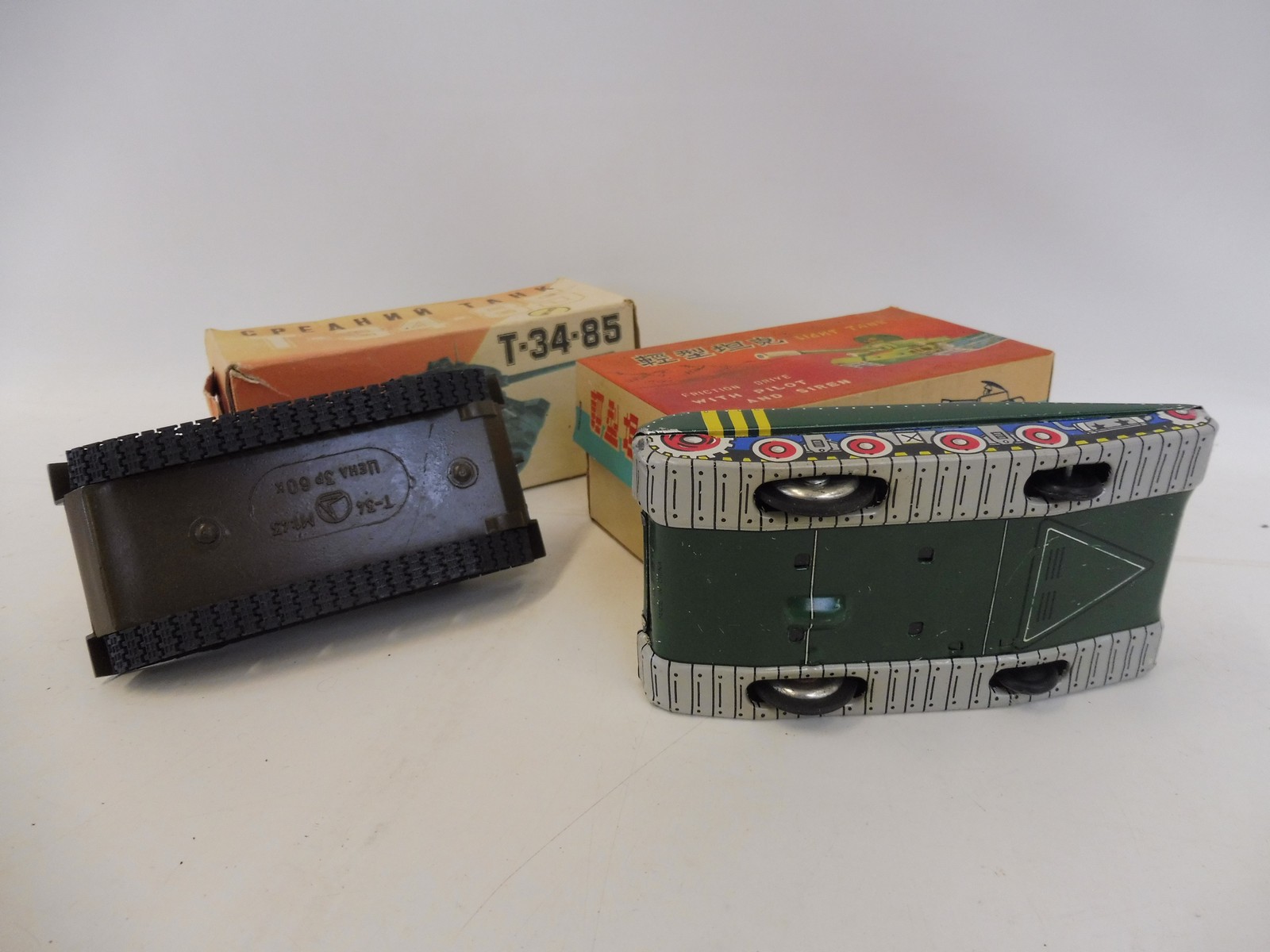 A boxed Russian die-cast model of a tank, the model in excellent condition, plus a boxed Chinese - Image 3 of 3