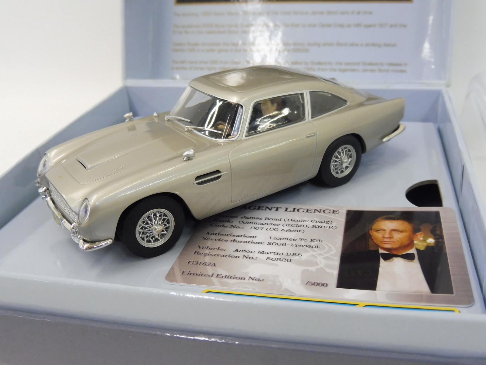 Voiture Scalextric Aston Martin V8 James Bond 007 - Échelle 1:32, Prise UE - Neuf Sous Boîte