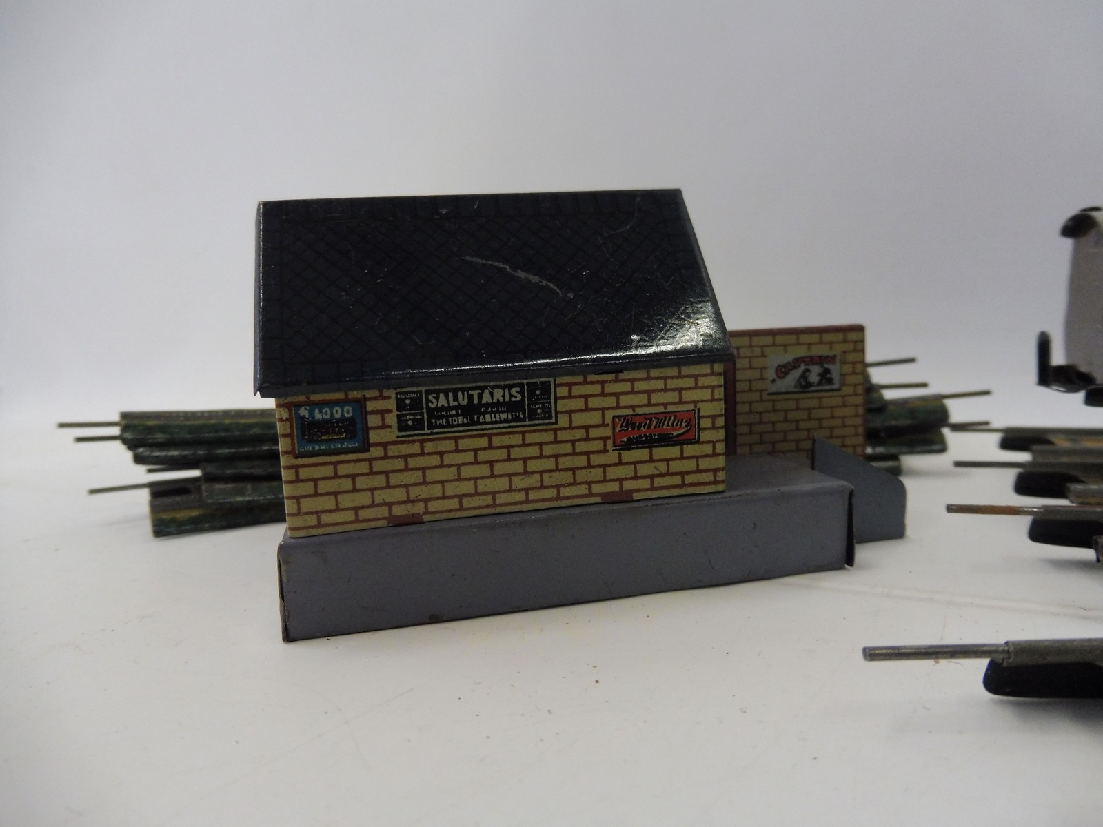 A German tinplate clockwork part train set, possibly Bing comprising a locomotive, two carriages, - Image 3 of 5