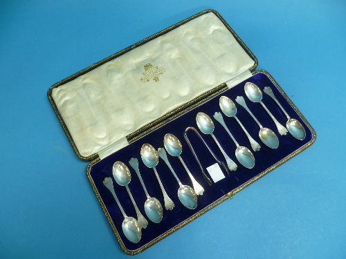 A set of twelve silver Teaspoons with Sugar Nips, by Lee & Wigfull, hallmarked Sheffield 1913, of