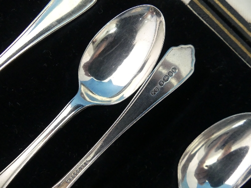A cased set of six George V silver Teaspoons, hallmarked Sheffield, 1935, in fitted presentation - Image 3 of 3