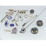 A quantity of Jewellery and Costume Jewellery, including a 22ct wedding band, 2.5g, 9ct gold bar